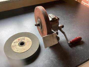 Manuele slijpmolen beschikbaar voor biedingen