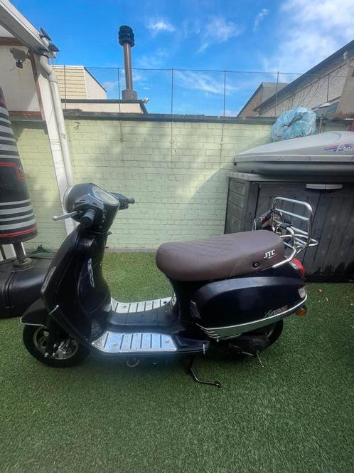 GTS Toscana scooter te koop–25 km/u–Donkerblauw mat+2 helmen, Fietsen en Brommers, Snorfietsen en Snorscooters, Zo goed als nieuw