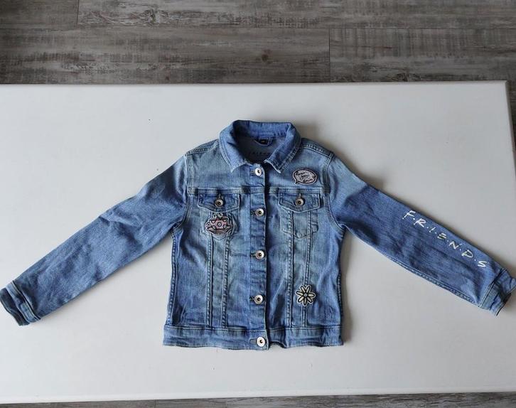 Kort jeansjasje maat 128. Merk Friends the television series, Kinderen en Baby's, Kinderkleding | Maat 128, Gebruikt, Meisje, Jas