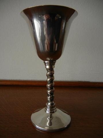 Verzilverde beker beschikbaar voor biedingen