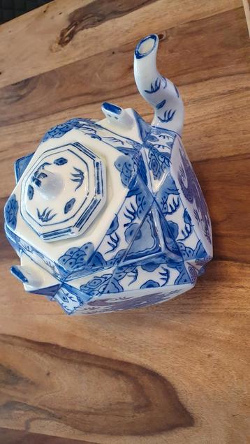 theepot chinees porselein  handgeschilderd drakenmotief. beschikbaar voor biedingen