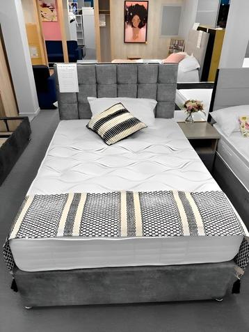 Gloednieuw bed met matras te koop met gratis bezorging  beschikbaar voor biedingen