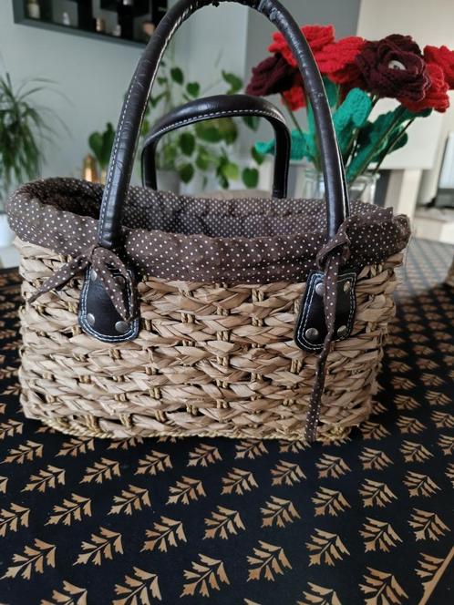 Stevig rieten handtasje, Huis en Inrichting, Woonaccessoires | Schalen en Manden, Zo goed als nieuw, Mand, Riet, Ophalen of Verzenden