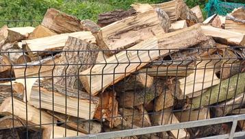 Brandhout gekliefd beschikbaar voor biedingen