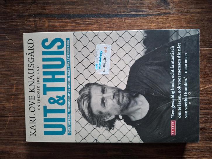 Karl Ove Knausgård - Uit & thuis, Boeken, Sportboeken, Zo goed als nieuw, Ophalen of Verzenden