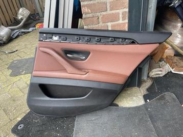 PORTIERBEKLEDING RECHTS ACHTER bruin leder 5 serie (F10), Auto-onderdelen, Interieur en Bekleding, Gebruikt, BMW