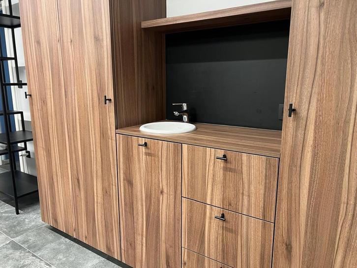 Grote wandkast met lavabo en vuilbak, Zakelijke goederen, Kantoor en Winkelinrichting | Kantoormeubilair en Inrichting, Kast, Ophalen