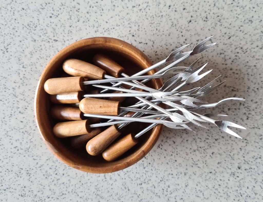 18 aperitiefprikkers & kommetje van olijfhout -zie info aub, Maison & Meubles, Cuisine | Couverts, Enlèvement