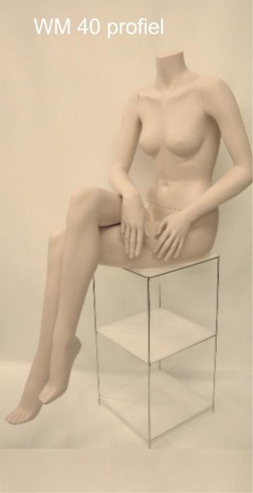 Nieuwe zittende etalagepop beschikbaar voor biedingen