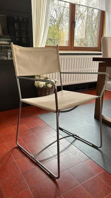 Retro stoel van metaal en witte stof — IKEA-model beschikbaar voor biedingen