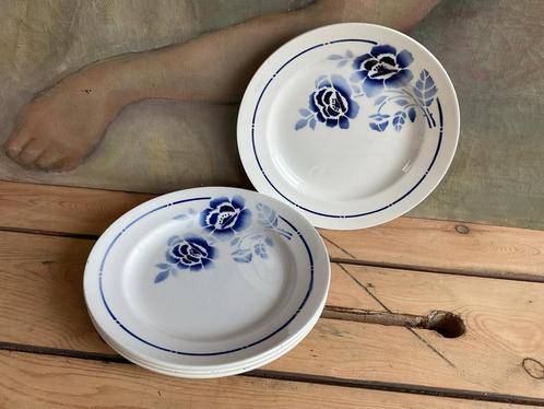 4 assiettes à dessert vintage St Amand fleurs bleues, Antiquités & Art, Antiquités | Services (vaisselle) pièces, Enlèvement ou Envoi
