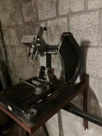 Statief voor haakse slijpmachine beschikbaar voor biedingen