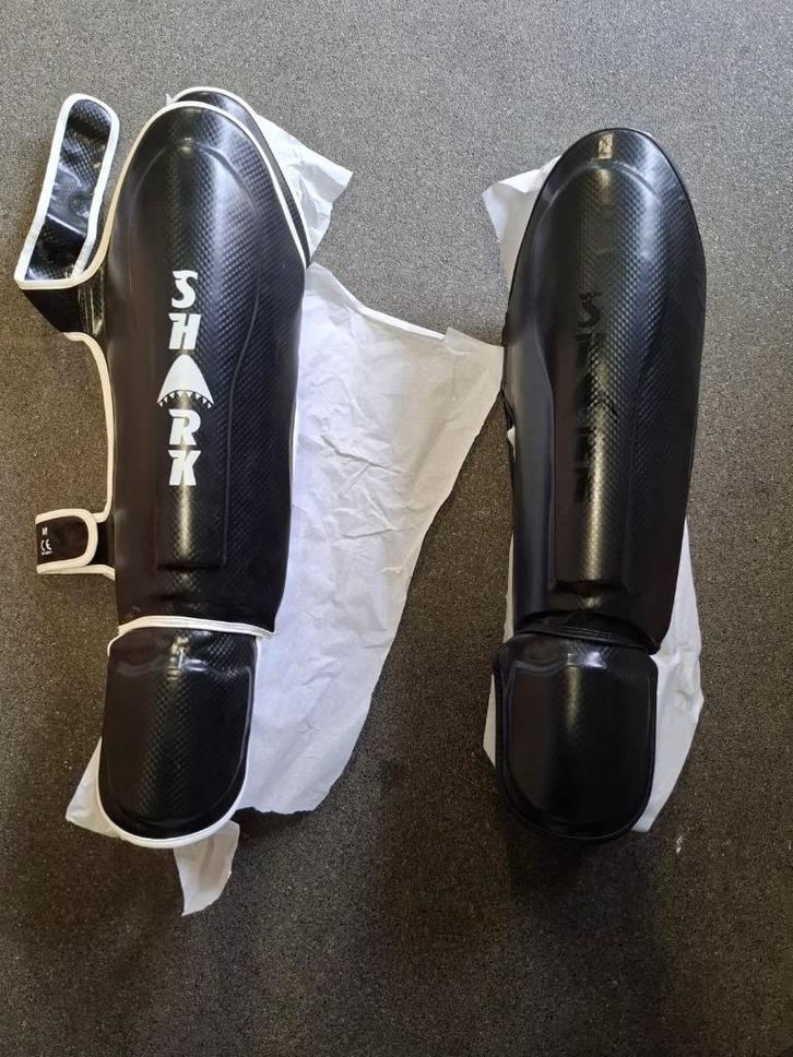 Nieuwe scheenbeschermers maat M - voorgevormd, Sport en Fitness, Vechtsporten en Zelfverdediging, Nieuw, Maat M, Ophalen