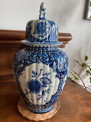 Urn van Delfts aardewerk beschikbaar voor biedingen