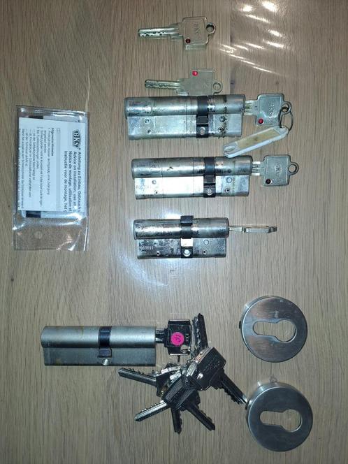 3 cylindres de sécurité à clés identiques + 1 cylindre suppl, Maison & Meubles, Maison & Meubles | Autre, Utilisé, Enlèvement ou Envoi