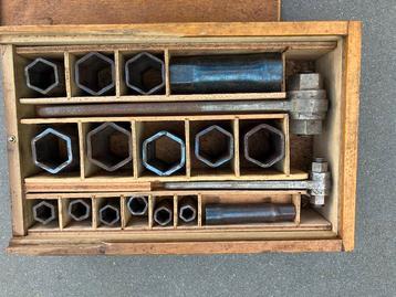 Ratelsleutelset Oldtimer Tractor / Jeep Ferret toolbox wood, Enlèvement ou Envoi, Utilisé