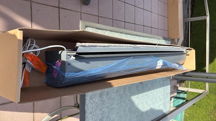 Volet électrique à vendre état neuf, Doe-het-zelf en Bouw, Rolluiken, Nieuw, Elektrische bediening, Ophalen