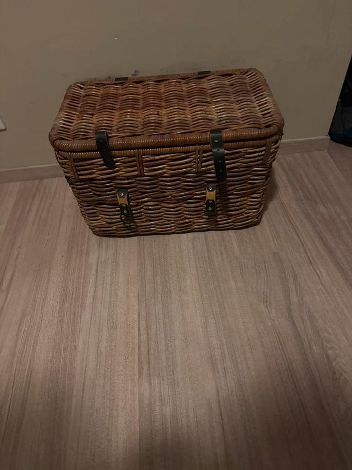 Grote Rieten Opbergmand / Kist met Lederen Sluitingen, Hobby en Vrije tijd, Picknickmanden, Gebruikt, Zonder inhoud, Ophalen