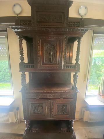 Franse hoge kast beschikbaar voor biedingen