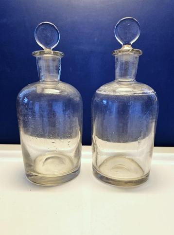 Twee oude apothekersflesjes. Met glazen dopjes. beschikbaar voor biedingen