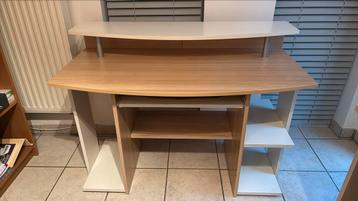Bureau in zeer goede staat beschikbaar voor biedingen