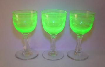 VAL ST. LAMBERT DRIE WIJNGLAZEN URANIUM GLAS CA 1925 beschikbaar voor biedingen