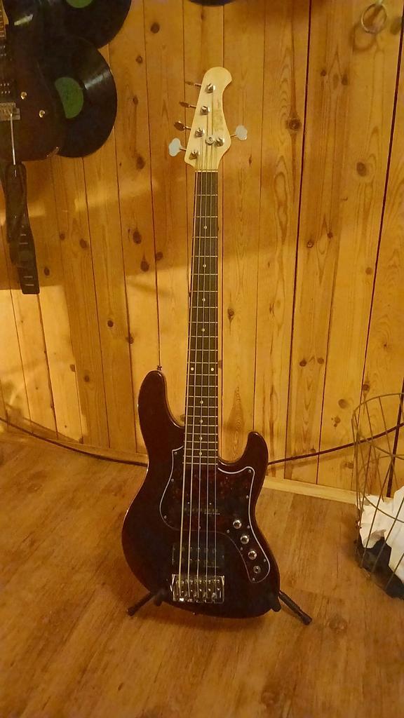 Basse fgn 5 corde, rouge, Musique & Instruments, Instruments à corde | Guitares | Basses, Comme neuf, Électrique, 5 cordes, Enlèvement