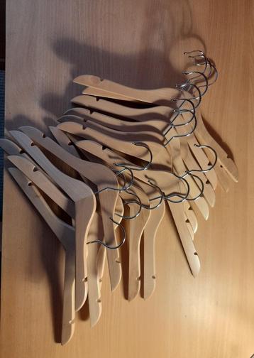 Houten kapstokjes baby/kinderkleding (16st) beschikbaar voor biedingen