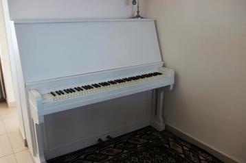 Witte piano (Lirika?) beschikbaar voor biedingen