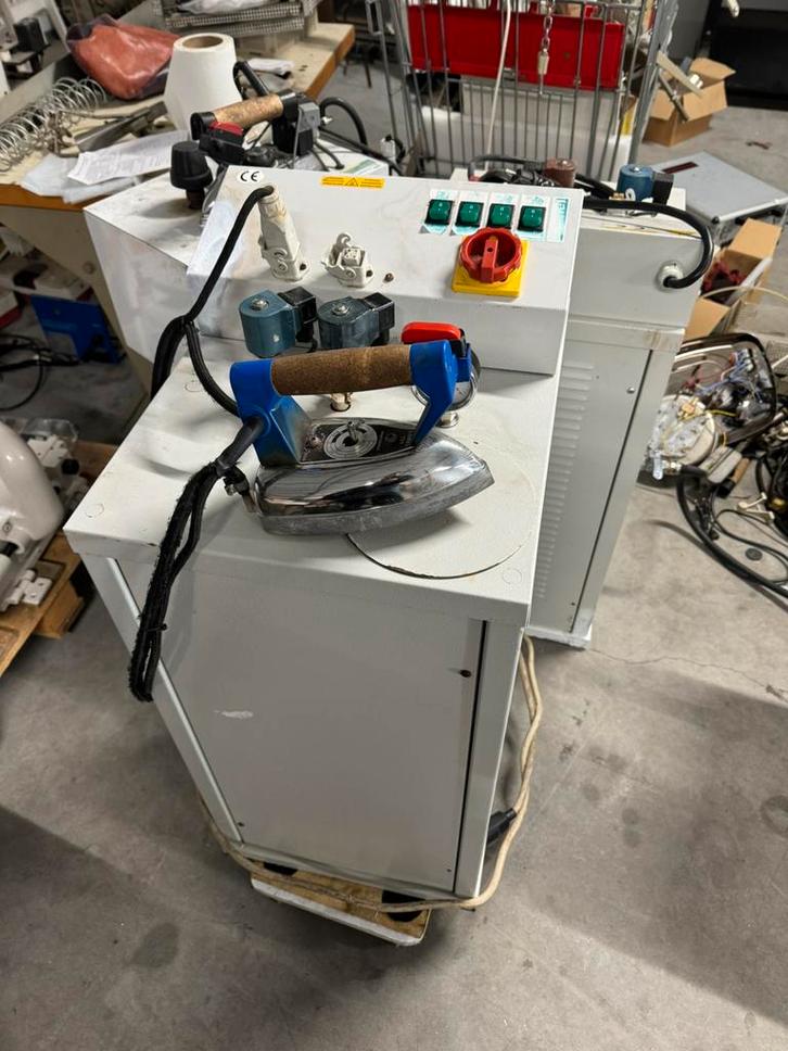 Industriële strijk apparaat comel met strijkijzer strijken, Hobby en Vrije tijd, Naaimachines en Toebehoren, Gebruikt, Accessoires