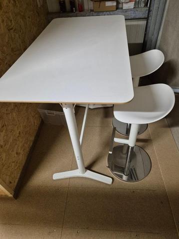 Hoge bartafel met 2 krukjes  beschikbaar voor biedingen