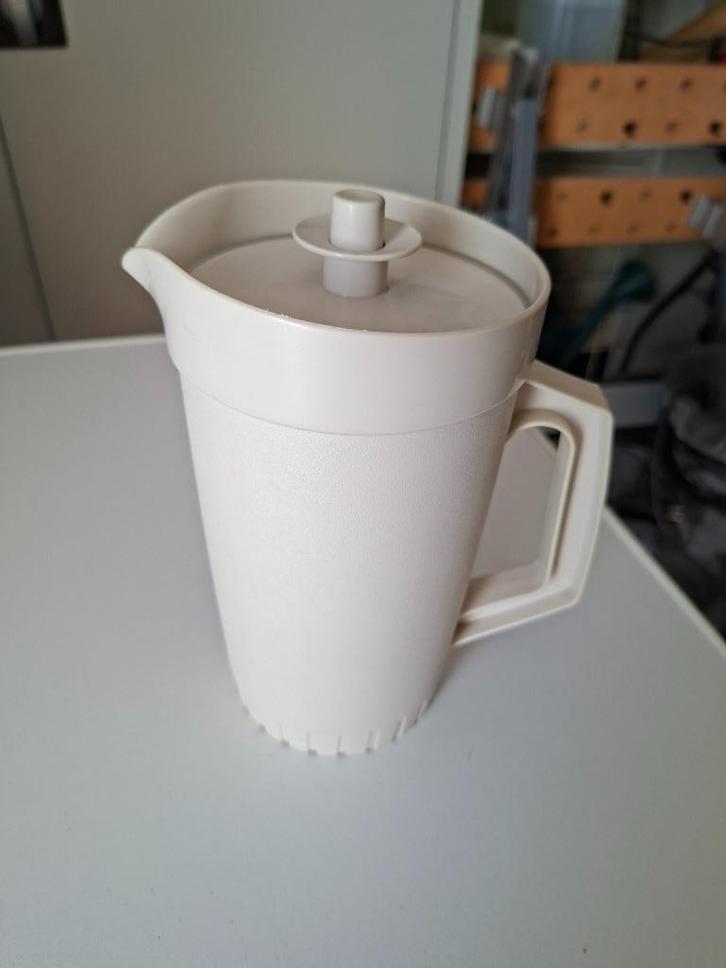 Tupperware: Vintage schenkkan met deksel, Huis en Inrichting, Keuken | Tupperware, Gebruikt, Beker of Kan, Crème, Ophalen of Verzenden