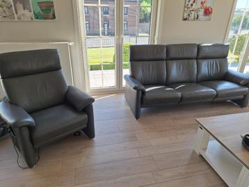 Lederen salon met 2 electrische relax zetels  beschikbaar voor biedingen