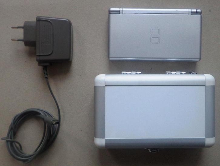 DS Lite Zilver + originele oplader + koffertje, Consoles de jeu & Jeux vidéo, Consoles de jeu | Nintendo DS, Utilisé, DS Lite