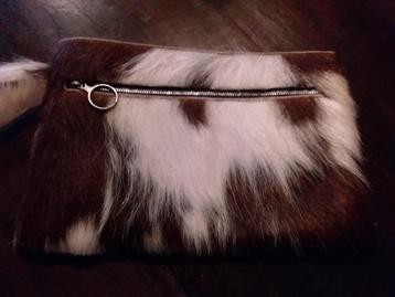 Clutch of make-up tasje in koehuid beschikbaar voor biedingen