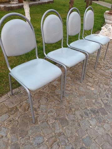 4 keuken stoelen  beschikbaar voor biedingen