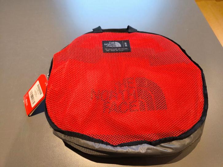 The North Face Base Camp Duffel M (nieuw), Handtassen en Accessoires, Tassen | Reistassen en Weekendtassen, Nieuw, Rood, Ophalen of Verzenden