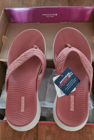 Tongs Skechers Go Walk M39 rose vieilli disponible aux enchères