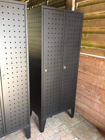 2 zwart , geperforeerde 2 - deurs lockers / vestiarekasten beschikbaar voor biedingen