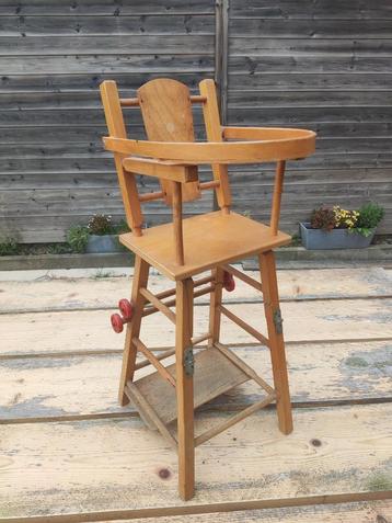 Vintage houten poppenstoeltje beschikbaar voor biedingen