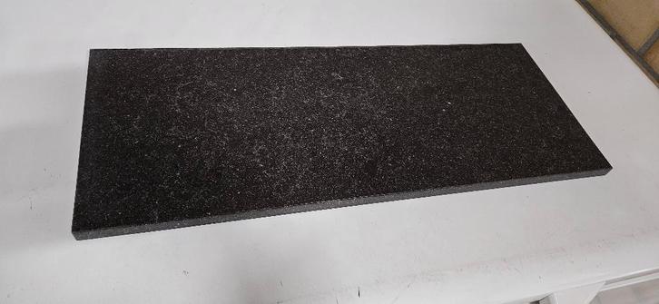 Appui de fenêtre en pierre bleue foncée adoucie 75 x 30 x 2, Bricolage & Construction, Plinthes & Finitions, Comme neuf, Rebords de fenêtre