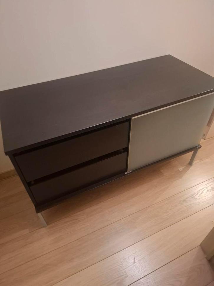 Mooi donkerbruin tv meubel met 2 lades en glazen schuifdeur, Huis en Inrichting, Kasten |Televisiemeubels, Zo goed als nieuw, Minder dan 100 cm