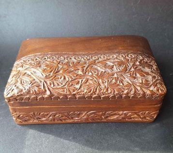 Boîte à bijoux vintage en bois sculpté