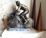 Cycliste, course cycliste. Figurine sur socle en travertin, Enlèvement ou Envoi, Utilisé, Humain