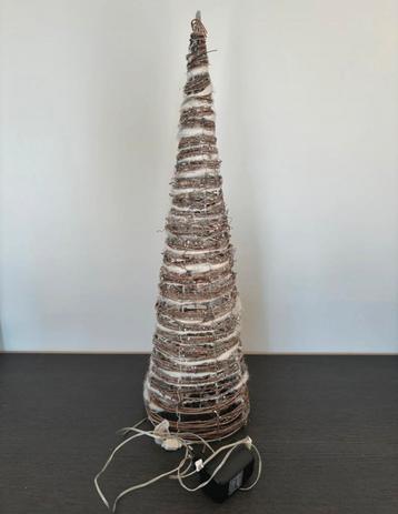 Licht gevend kerst kegel met stopcontact beschikbaar voor biedingen