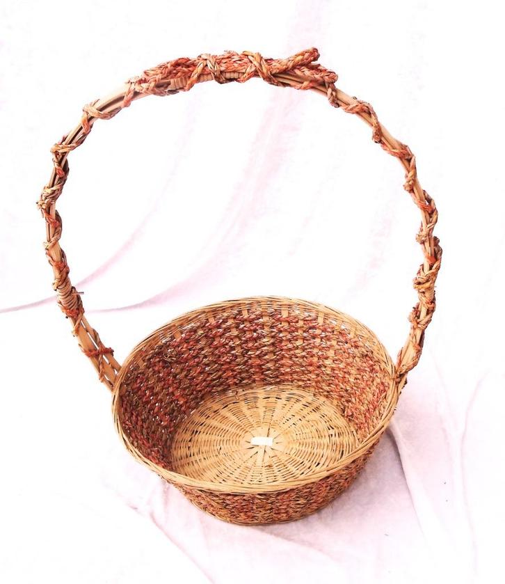 Presentatie rieten mand met handvat mooi gevlochten, Huis en Inrichting, Woonaccessoires | Schalen en Manden, Nieuw, Mand, Rond