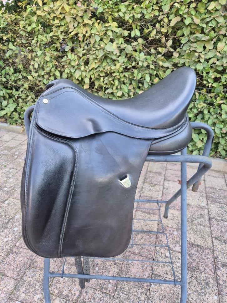 Bates dressuurzadel 17,5, Dieren en Toebehoren, Paarden en Pony's | Hoofdstellen en Tuigage, Dressuur, Ophalen of Verzenden