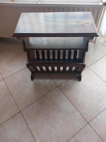 Krantenhouder in zeer goede staat 62 cm x 61 cm x 32 cm

Bes beschikbaar voor biedingen