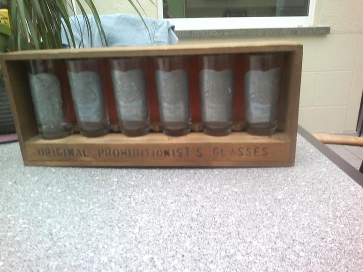 6 Oude glazen met tinnen embleem erop., Antiquités & Art, Antiquités | Verre & Cristal, Enlèvement ou Envoi