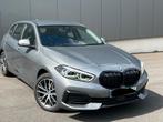 BMW 118D SPORTLINE FACELIFT AUTOMAAT LED NEW MODEL 2023, Te koop, Zilver of Grijs, Stadsauto, 5 deurs